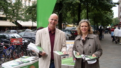 Auf der Maaßenstraße mit Sibyll Klotz, damals Stadträtin für Gesundheit, Soziales und Stadtentwicklung