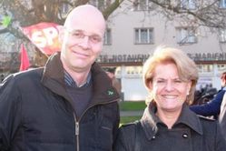 Kundgebung vor dem Notaufnahmelager Marienfelde mit Staatssekretärin Barbara Loth